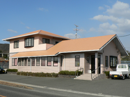 倉敷市の歯医者様　屋根の塗り替え、思い切って明るい色に！
