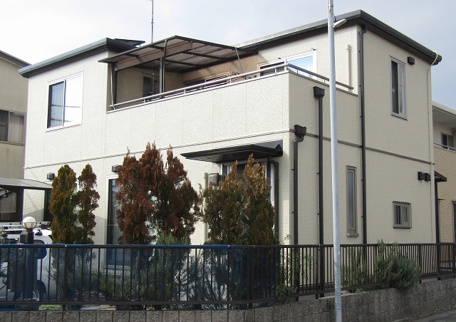 階段に接着剤を塗布している